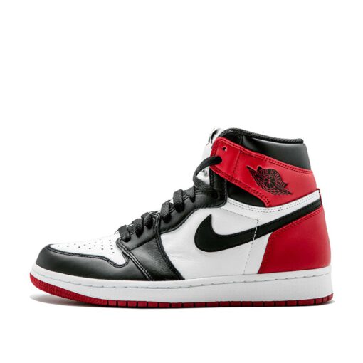 Кроссовки Nike Air Jordan 1 Retro High OG Black Toe 555088-184 чёрно-белые с красным - фото 1