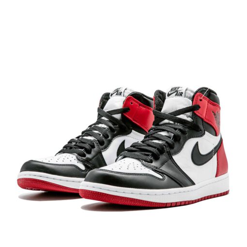 Кроссовки Nike Air Jordan 1 Retro High OG Black Toe 555088-184 чёрно-белые с красным - фото 2