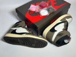 Кроссовки Nike Air Jordan 1 Retro SP x Travis Scott Cactus Jack CD4487-100 коричневые с белым