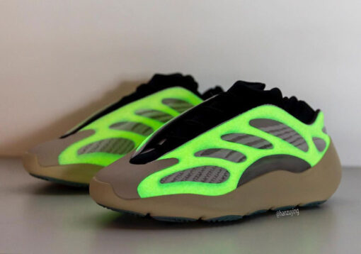 Кроссовки Adidas Yeezy 700 V3 Azael Reflective Glow in the Dark - фото 3