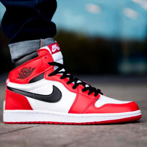 Кроссовки Nike Air Jordan 1 Retro High OG Chicago 332550-163 красно-белые - фото 2