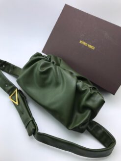 Женская кожаная сумка Bottega Veneta The Pouch Bulb зеленая