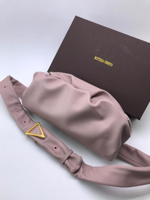 Женская кожаная сумка Bottega Veneta The Pouch Bulb розовая - фото 1