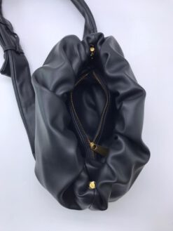 Женская кожаная сумка Bottega Veneta The Medium Bulb черная