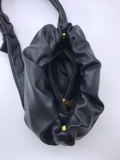 Женская кожаная сумка Bottega Veneta The Medium Bulb черная - фото 3
