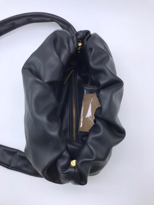 Женская кожаная сумка Bottega Veneta The Medium Bulb черная - фото 5