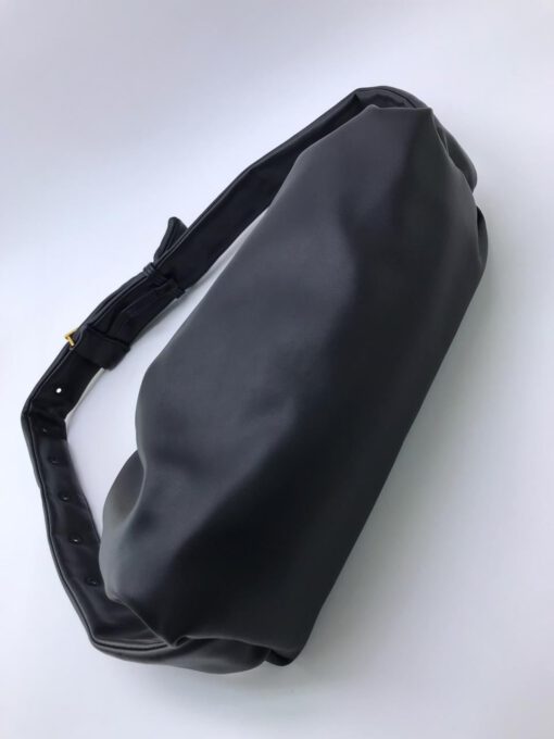 Женская кожаная сумка Bottega Veneta The Medium Bulb черная - фото 8