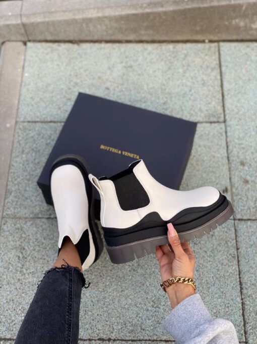 Ботинки женские Bottega Veneta черно-белые A52428 - фото 3
