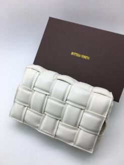 Женская кожаная сумка Bottega Veneta Padded Cassette Bag белая