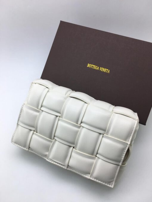 Женская кожаная сумка Bottega Veneta Padded Cassette Bag белая - фото 1