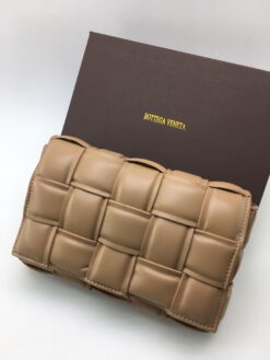 Женская кожаная сумка Bottega Veneta Padded Cassette Bag бежевая