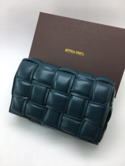 Женская кожаная сумка Bottega Veneta Padded Cassette Bag синяя - фото 12