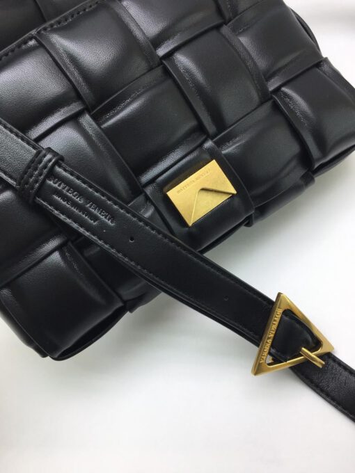 Женская кожаная сумка Bottega Veneta Padded Cassette Bag черная - фото 7