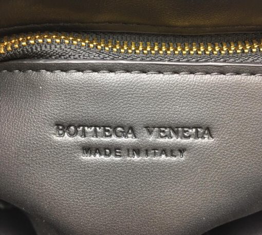 Женская кожаная сумка Bottega Veneta Padded Cassette Bag черная - фото 6