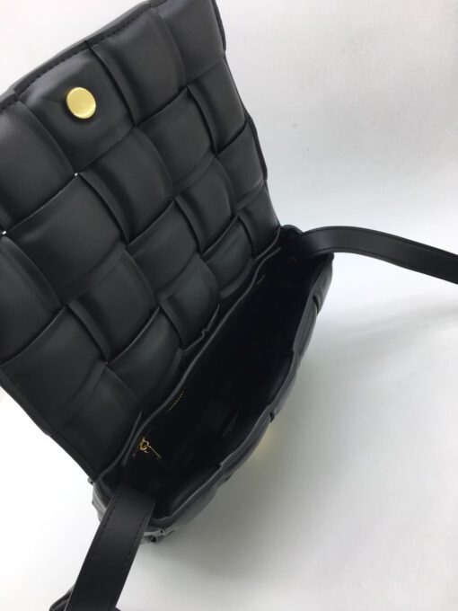 Женская кожаная сумка Bottega Veneta Padded Cassette Bag черная - фото 5