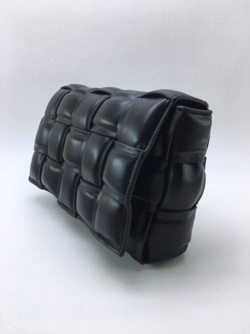 Женская кожаная сумка Bottega Veneta Padded Cassette Bag черная - фото 4