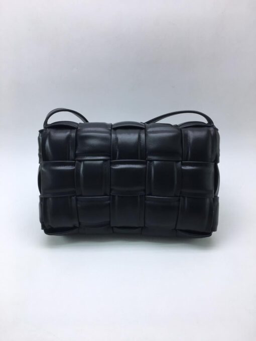 Женская кожаная сумка Bottega Veneta Padded Cassette Bag черная - фото 3