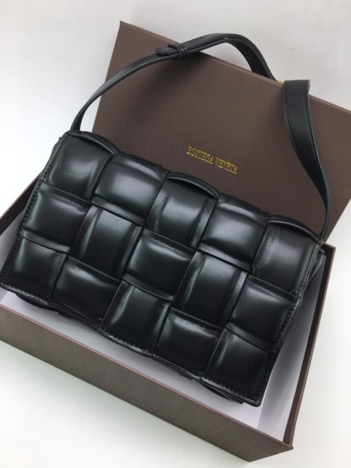 Женская кожаная сумка Bottega Veneta Padded Cassette Bag черная - фото 2