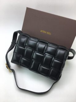 Женская кожаная сумка Bottega Veneta Padded Cassette Bag черная