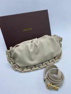Женская кожаная сумка Bottega Veneta The Chain Pouch бежевая - фото 5