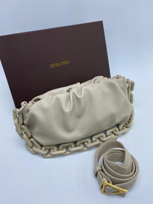 Женская кожаная сумка Bottega Veneta The Chain Pouch бежевая - фото 1