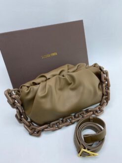 Женская кожаная сумка Bottega Veneta The Chain Pouch коричневая