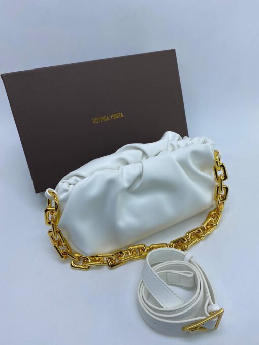 Женская кожаная сумка Bottega Veneta The Chain Pouch белая - фото 1