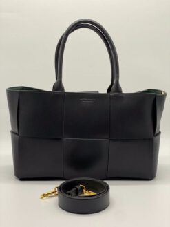 Женская кожаная сумка Bottega Veneta Arco Tote черная