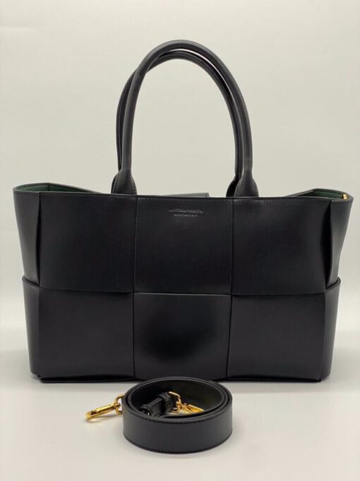 Женская кожаная сумка Bottega Veneta Arco Tote черная - фото 1