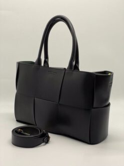 Женская кожаная сумка Bottega Veneta Arco Tote черная