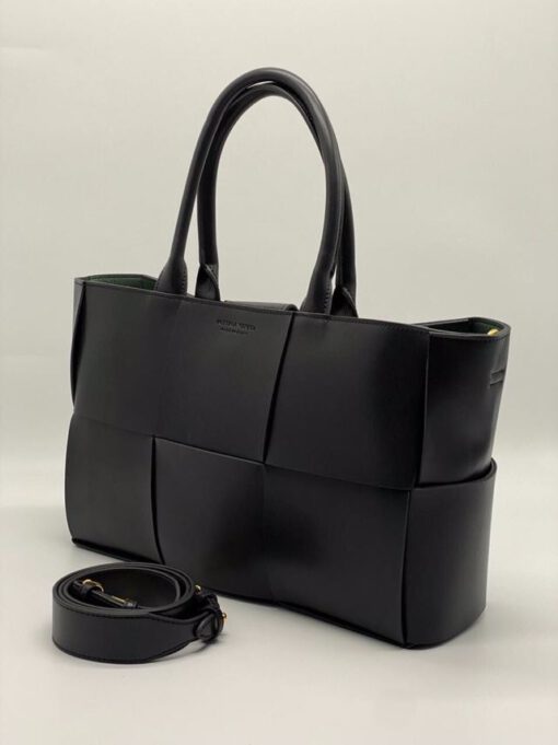 Женская кожаная сумка Bottega Veneta Arco Tote черная - фото 2