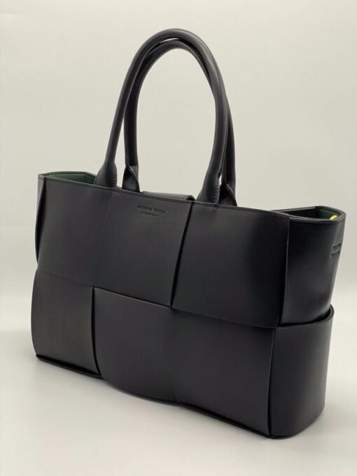 Женская кожаная сумка Bottega Veneta Arco Tote черная - фото 3