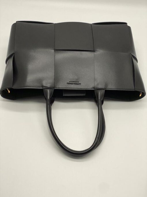 Женская кожаная сумка Bottega Veneta Arco Tote черная - фото 5