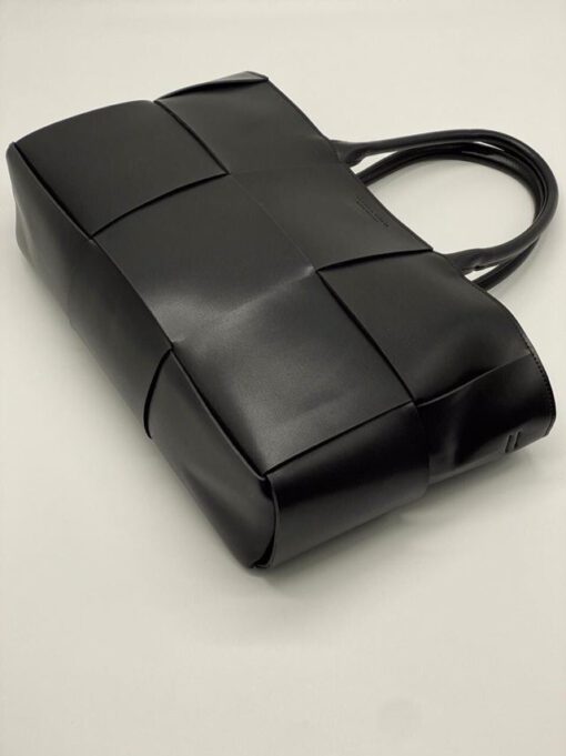 Женская кожаная сумка Bottega Veneta Arco Tote черная - фото 6