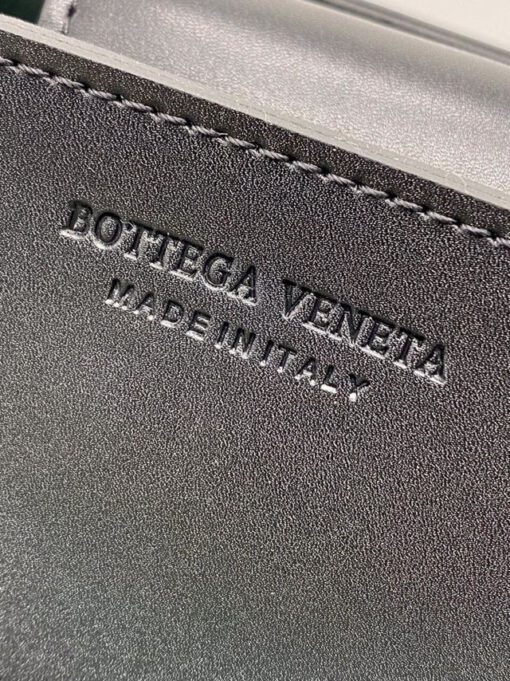 Женская кожаная сумка Bottega Veneta Arco Tote черная - фото 9