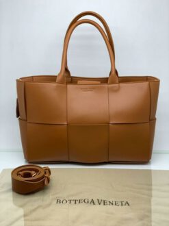 Женская кожаная сумка Bottega Veneta Arco Tote каштановая - фото 6