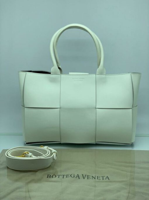 Женская кожаная сумка Bottega Veneta Arco Tote белая - фото 1