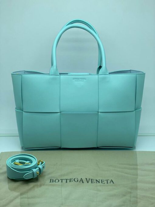 Женская кожаная сумка Bottega Veneta Arco Tote бирюзовая - фото 1