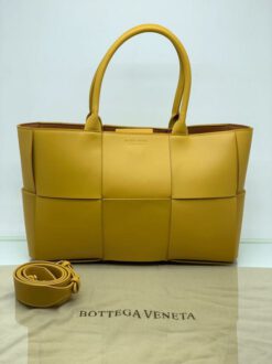 Женская кожаная сумка Bottega Veneta Arco Tote желтая