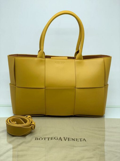 Женская кожаная сумка Bottega Veneta Arco Tote желтая - фото 1