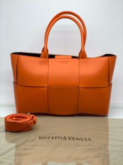 Женская кожаная сумка Bottega Veneta Arco Tote оранжевая