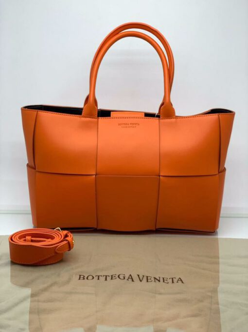 Женская кожаная сумка Bottega Veneta Arco Tote оранжевая - фото 1