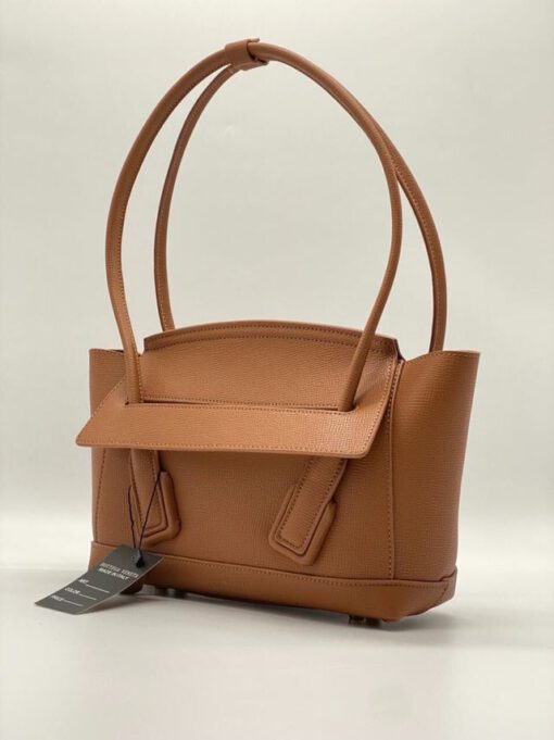 Женская кожаная сумка Bottega Veneta Small Arco 24x19 каштановая - фото 2