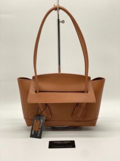 Женская кожаная сумка Bottega Veneta Small Arco 24×19 каштановая