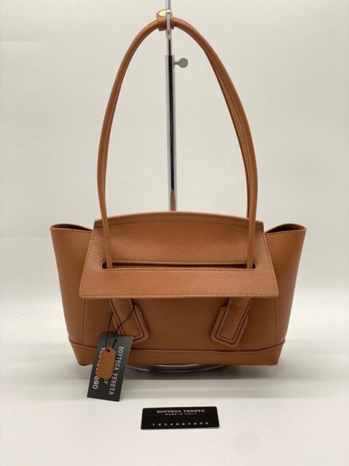 Женская кожаная сумка Bottega Veneta Small Arco 24x19 каштановая - фото 3