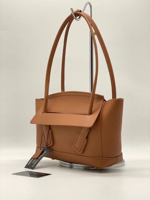 Женская кожаная сумка Bottega Veneta Small Arco 24x19 каштановая - фото 4