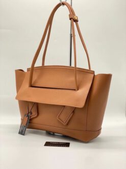 Женская кожаная сумка Bottega Veneta Medium Arco 33x24 каштановая