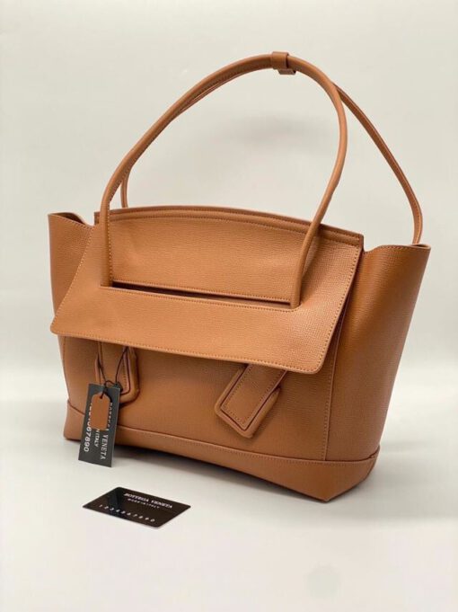Женская кожаная сумка Bottega Veneta Medium Arco 33x24 каштановая - фото 2