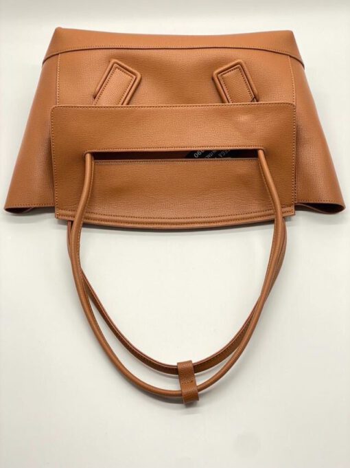 Женская кожаная сумка Bottega Veneta Medium Arco 33x24 каштановая - фото 3
