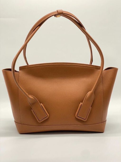 Женская кожаная сумка Bottega Veneta Medium Arco 33x24 каштановая - фото 4